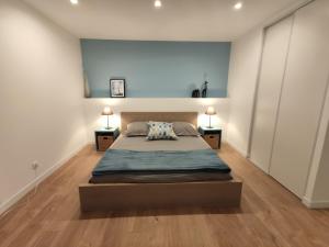 Montpellier centre Duplex style loftにあるベッド