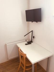 een wit bureau met een computer erop bij HOSTEL 66 Bremerhaven Geestland in Imsum
