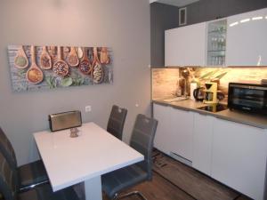 een keuken met een witte tafel en een aanrecht bij Schickeria in Goslar