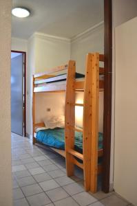 a bedroom with two bunk beds in a room at Granges 9 - Appartement vue époustouflante, au pied des pistes Domaine Alpe d'Huez in Villard-Reculas