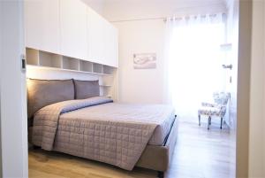 - une chambre blanche avec un lit dans l'établissement Casa di Luigi ed Ernestina, à Dolcedo