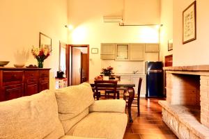 a living room with a couch and a table at Agriturismo Montioni in Sovicille