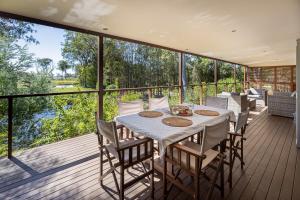 Balkón nebo terasa v ubytování Lake Weyba Cottages Noosa