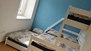 Un dormitorio con una litera y una escalera. en Apartment L&M, en Piran