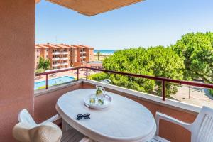- Balcón con mesa y sillas y vistas a la playa en Pierre & Vacances Comarruga, en Comarruga