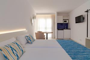 Posteľ alebo postele v izbe v ubytovaní Serenity Apartments + 28 fotografií