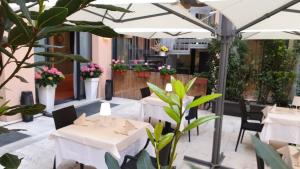 A restaurant or other place to eat at Albergo la Svolta