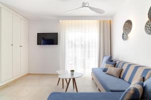 Televízia a/alebo spoločenská miestnosť v ubytovaní Serenity Apartments