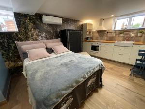 Un dormitorio con una cama grande con almohadas rosas. en Studio Pod Room, free parking en Zadar