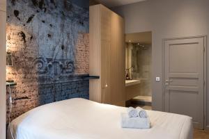 - une chambre avec un lit et 2 serviettes dans l'établissement ELLA - Magnifique appartement, à Lyon