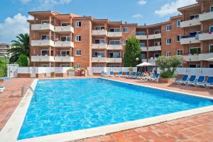 una piscina frente a un edificio de apartamentos en Pierre & Vacances Comarruga, en Comarruga