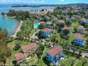 eine Luftansicht eines Resorts mit Strand in der Unterkunft Govino Bay in Gouvia