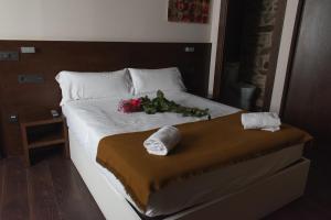 A bed or beds in a room at Pensión A Casa do Peregrino