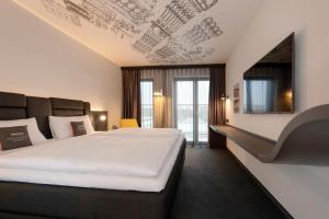 Postel nebo postele na pokoji v ubytování V8 Hotel Köln at MOTORWORLD + 33 fotografií