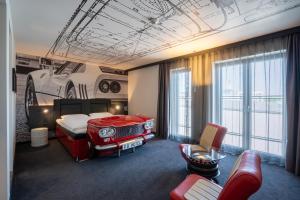 TV a/nebo společenská místnost v ubytování V8 Hotel Köln at MOTORWORLD