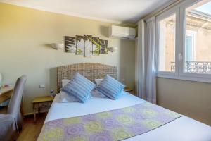 Кровать или кровати в номере Hotel Sainte Anne - Apt