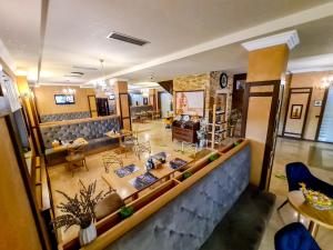 an overhead view of a living room and dining room at Hotel Yarus Plus in Ploieşti