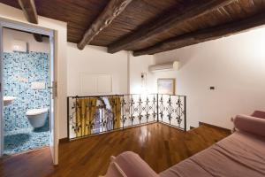 ein Wohnzimmer mit einem Sofa und einem Badezimmer in der Unterkunft Casa Vilù in Sorrent