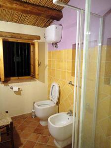 IoppoloにあるVilla Gemmaのバスルーム(トイレ、洗面台、シャワー付)