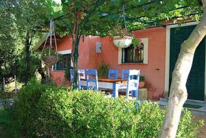 uma mesa e cadeiras em frente a uma casa em Villa Gemma em Ioppolo