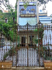 un cancello in ferro di fronte a un edificio di Apartment Alacas Sevilla a Siviglia