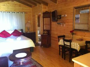 Un dormitorio con una cama y una mesa en una habitación. en Villa Billy, en Gan Ner