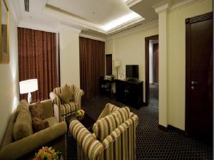 Televízia a/alebo spoločenská miestnosť v ubytovaní Musherib Hotel