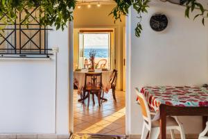 comedor con mesa y vistas al océano en On the Beach - Akroyali Family Home, en Akrogiali