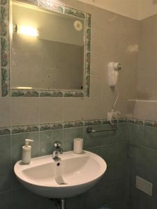 A bathroom at Corte Colori