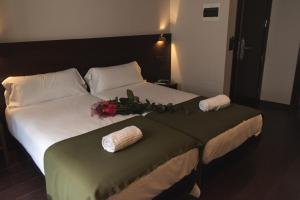 A bed or beds in a room at Pensión A Casa do Peregrino