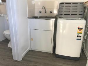 Una pequeña cocina con fregadero y refrigerador. en Fergusons Store, en Heathcote 25 fotos más