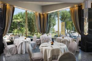 Restoran või mõni muu söögikoht majutusasutuses Hotel Ambasciatori