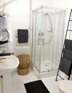 Uma casa de banho em Balaton Apartman Paloznak