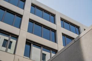 um edifício de escritórios com janelas azuis em Nena Apartments Moritzplatz em Berlim