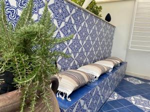 アルカモ・マリーナにあるCasa Vacanze Ibiscusの青白のベンチ(枕付)