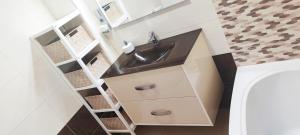 ein Bad mit einem Waschbecken und weißen Schränken in der Unterkunft Piso 100 metros del Centro del Pueblo 6 kilómetros de la PLAYA La BARROSa in Chiclana de la Frontera