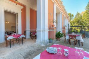 un restaurant avec tables et chaises et nappes rouges dans l'établissement Il Castagnaro Monopoli, à Monopoli