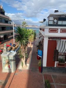 - un bâtiment dans une rue à côté de l'océan dans l'établissement Marsin Playa 210 Vivienda Vacacional, à Las Palmas de Gran Canaria