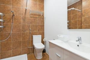 een badkamer met een toilet, een douche en een wastafel bij 4 bedroom apartment near the beach! in Setúbal