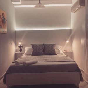 ein Schlafzimmer mit einem großen Bett in einem Zimmer in der Unterkunft Halley House in Mondello