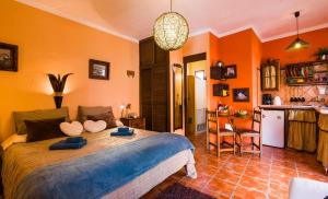 a bedroom with a large bed and a kitchen at Casa Conchilla, La Casita in Valle Gran Rey
