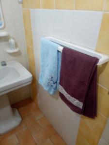 サンピエリにあるCasa Rosatiのバスルーム(バスタブの横にタオルを掛けます)