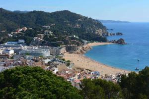 トッサ・デ・マールにあるApartamento Miquel 1 en centro de Tossa de Mar y a 3 minutos de la playaのビーチと海の景色を望めます。