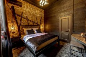 um quarto com uma cama e uma parede de tijolos em Mysterio Hotel em São Petersburgo