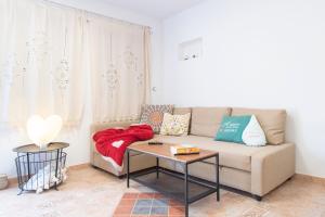 a living room with a couch and a table at Casita Corazón in Caleta de Sebo