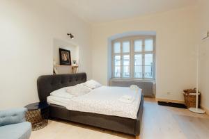um quarto com uma cama e uma janela em COMMODUS apartment IX em Banská Štiavnica