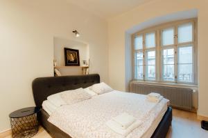 um quarto com uma cama com duas toalhas em COMMODUS apartment IX em Banská Štiavnica