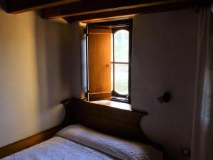 麟洛的住宿－Belvedere with sea views，一间卧室设有一张床和一个窗口