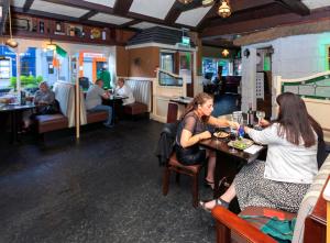 Gosti koji borave u objektu Eviston House Hotel