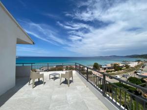 Elle comprend un balcon offrant une vue sur l'océan. dans l'établissement Hôtel L'Isula Marina, à LʼÎle-Rousse